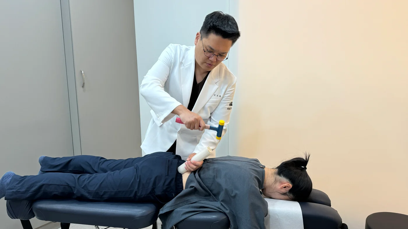 서조혁 원장의 골타요법 시술 (고무망치형 타진기로 등·허리 자극)